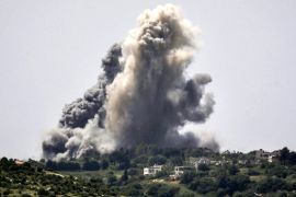 تصاعد الدخان بعد غارة إسرائيلية على جنوب لبنان (الفرنسية)