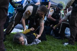 عناصر الشرطة يشنون حملة اعتقالات في صفوف طلبة جامعة واشنطن (الصحافة الأميركية)
