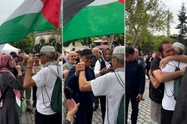 ناشط أميركي ضمن أسطول الحرية بإسطنبول الذي يستعد للانطلاق إلى غزة يشهر إسلامه في ساحة مسجد آيا صوفيا (مواقع التواصل)