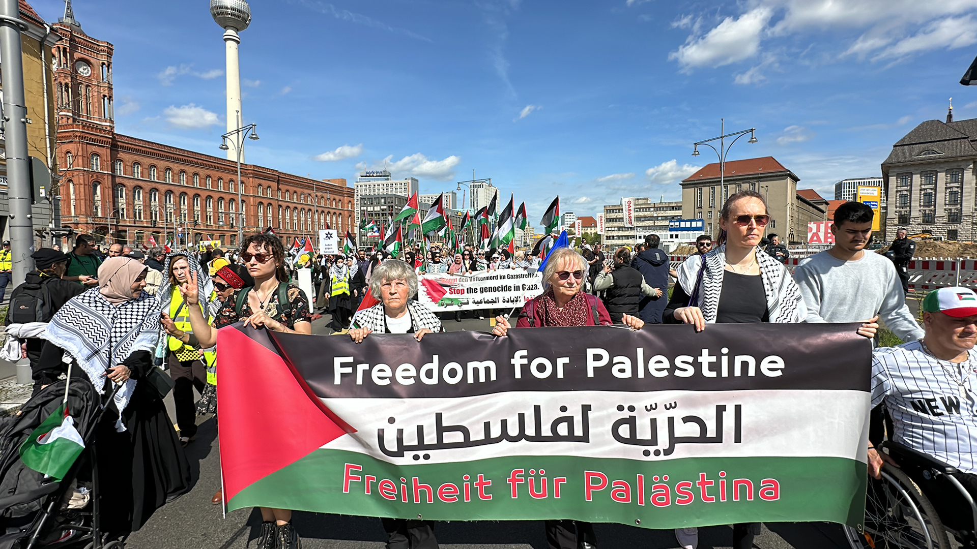 مظاهرة حاشدة ببرلين تطالب بالوقف الفوري لإطلاق النار في غزة وإدخال المساعدات الإنسانية