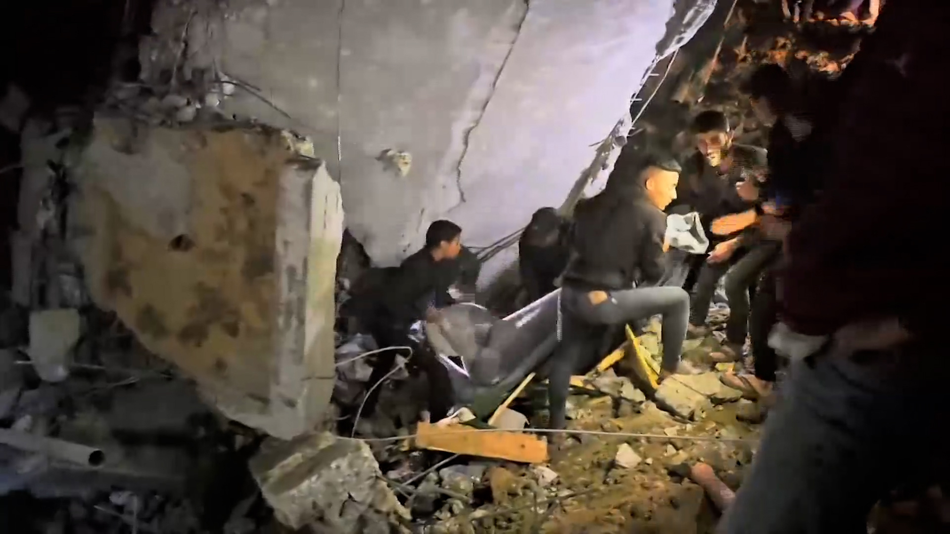 عشية ليلة العيد.. استشهاد 14 طفلا وسيدة بقصف إسرائيلي لمنزل وسط غزة