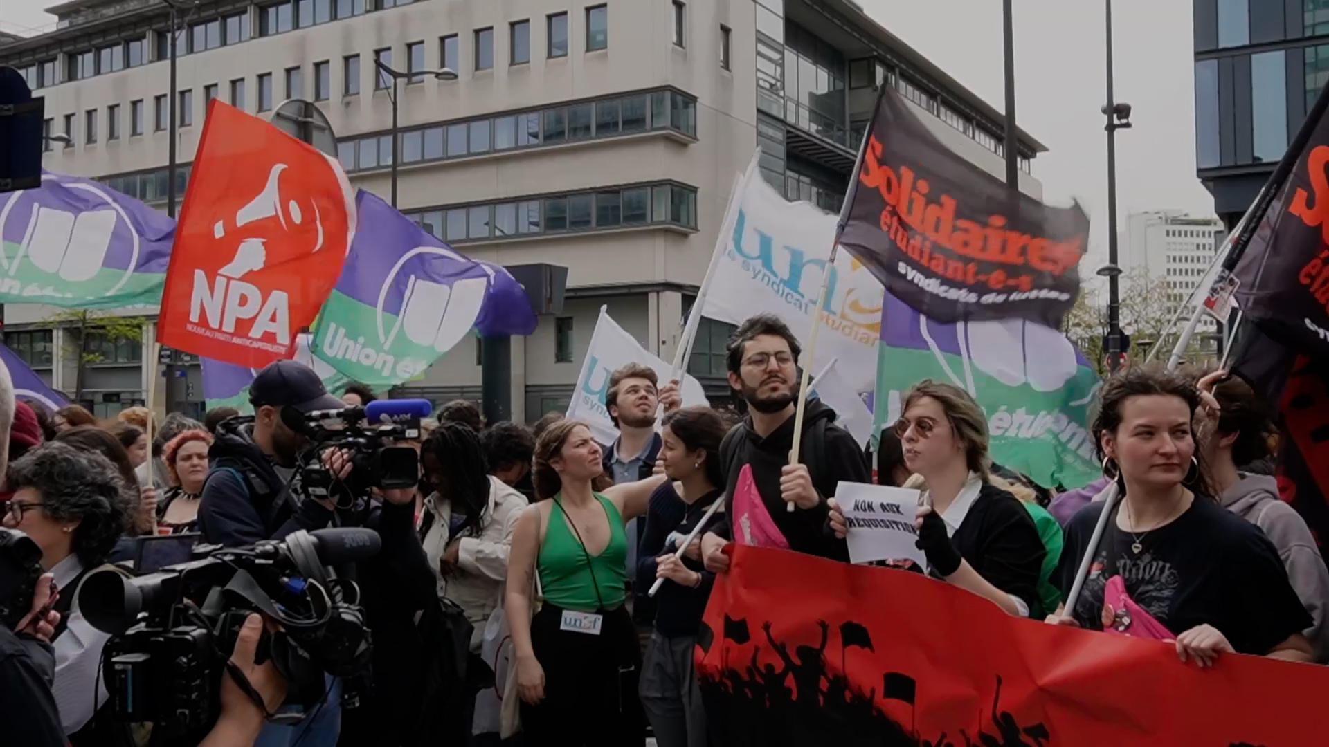 Les étudiants parisiens protestent contre leur expulsion de leurs dortoirs pendant les Jeux Olympiques |  Politique