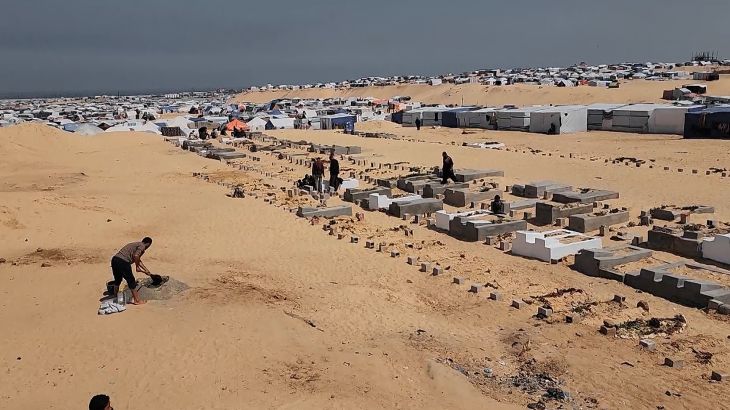 أصوات من غزة.. تجريف الاحتلال للمقابر أجبر الغزيين على دفن شهدائهم جماعيا