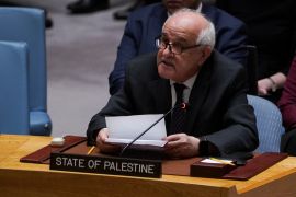 المراقب الدائم لفلسطين لدى الأمم المتحدة رياض منصور خلال اجتماع حول &quot;تفعيل المادة 99 من ميثاق الأمم المتحدة&quot; أواخر عام 2023 (رويترز)