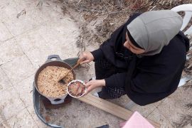 مها شهوان تعد أطباقا فلسطينية تغيرت بعض مكوناتها بعد الحرب (الجزيرة)