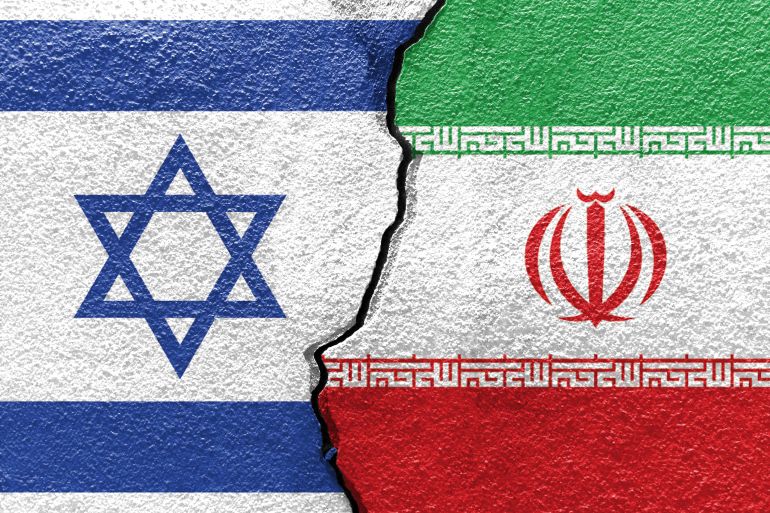banderas de Israel e Irán pintadas en un muro roto (concepto de conflicto internacional)