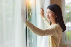 تكلفة النوافذ الذكية تصل إلى 10 أضعاف النوافذ القياسية الموفرة للطاقة. (شترستوك)