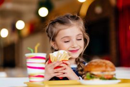الأطفال والمراهقون يأكلون 4 أضعاف كمية السكر التي أوصت بها منظمة الصحة العالمية (شترستوك)