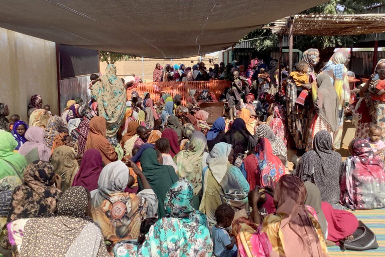 نساء وأطفال ينتظرون خارج عيادة منظمة أطباء بلا حدود في مخيم زمزم، حيث تتسبب أزمة سوء التغذية في وفاة طفل واحد كل ساعتين. السودان، 30 يناير 2024. المصدر: اطباء بلا حدود msf.org