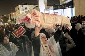آلاف الأردنيين يتظاهرون على بعد مئات الأمتار من السفارة الإسرائيلية في العاصمة عمان، احتجاجًا على الاعتداءات الإسرائيلية على قطاع غزة. (الأناضول)
