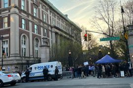 شرطة نيويورك تقف أمام كافة أبواب جامعة كولومبيا على مدار اليوم (الجزيرة)