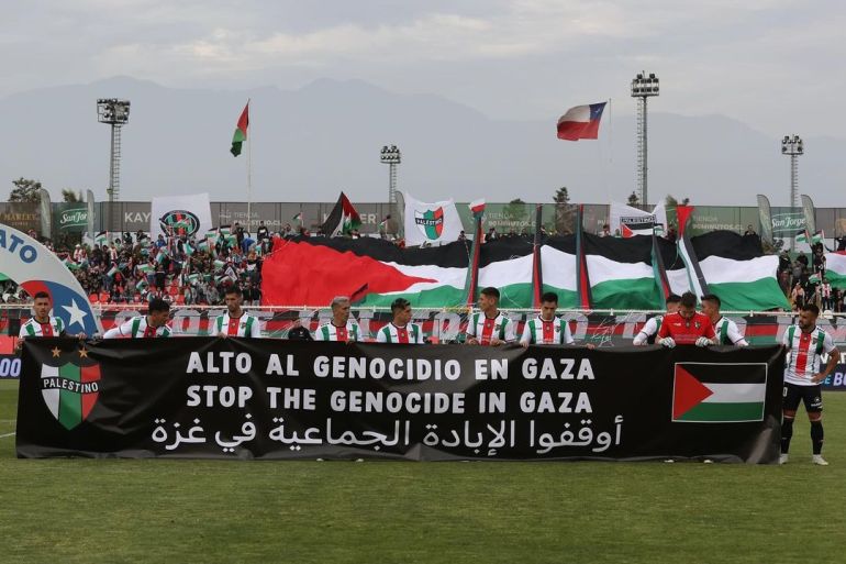 لاعبو فريق بالستينو يرفعون لافتة "أوقفوا الإبادة الجماعية في غزة