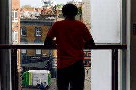 إبراهيم شيبو، عضو مسرح الفوسفور، يقف أمام النافذة أثناء بروفة مسرحية &quot;عطاء&quot; في مركز ريتش ميكس للفنون في لندن (الفرنسية)
