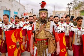 الجنود الرومان يتجولون في شوارع مدينة الجم التونسية (الأناضول)