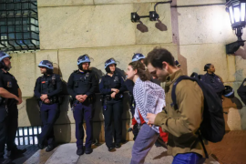الشرطة الأميركية اتخذت إجراءات أمنية بجامعة كولومبيا أثناء احتجاج الطلاب على حرب غزة (الأناضول)