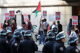 مؤيدون للفلسطين أمام بوابة جامعة كولومبيا (رويترز)