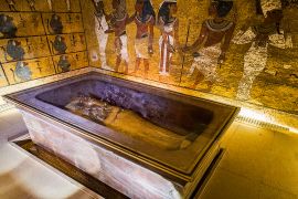 يقع ضريح الملك الفرعوني الشهير توت عنخ آمون في ما يسمى بوادي الملوك الواقع على الضفة الغربية لنهر النيل، ويضم الوادي على الأقل 30 قبرا ملكيا آخر. (شترستوك)