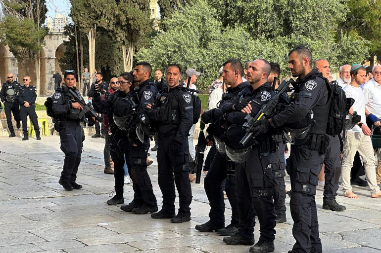 2-قوات كبيرة من الشرطة والقوات الخاصة خلال تأمينها اقتحامات المتطرفين خلال عيد الفصح العام الماضي(البوكس نيوز نت)