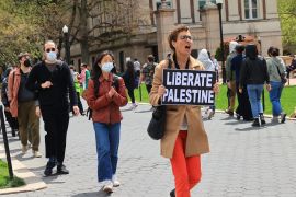 طلاب جامعة كولومبيا بأميركا يتظاهرون احتجاجًا على حرب الإبادة الجماعية التي يشنها جيش الاحتلال الإسرائيلي ضد المدنيين في غزة (الأناضول)