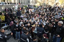 طلاب بالجامعات الأميركية يتظاهرن لوقف حرب الإبادة التي يشنها جيش الاحتلال الإسرائيلي ضد المدنيين في غزة (الأناضول)