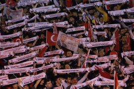 الخطاب العنصري لا يزال يسيطر على أداء المعارضة المنتشية بالنصر في تركيا (رويترز)