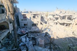 يخشى أهل رفح عملية اجتياح واسعة يعيث فيها الاحتلال قتلاً وتدميراً مثل باقي مدن قطاع غزة (الجزيرة)