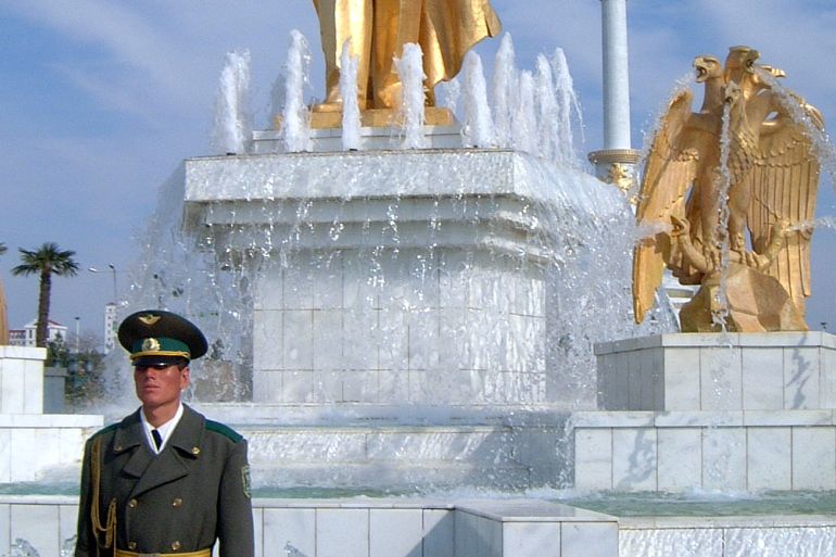 SOLDIER STANDS ON GUARD AT FOUNTAIN WITH GOLDEN STATUE OF TURKMENISTAN'S TURKMENBASHI THE GREAT, SAPARMURAT NIYAZOV, IN ASHGABAT. A Turkmen soldier stands on guard at the fountain with a golden statue of Turkmenistan's "Turkmenbashi the Great", President Saparmurat Niyazov in Ashgabat, February 19, 2004. Niyazov, in power since 1985, marked his 64th birthday on Thursday with parades, songs and dancing in his honour. REUTERS/Michael Steen