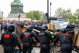 الشرطة الفرنسية خلال تصديها لتظاهرة عمالية بمناسبة عيد العمال (الفرنسية)