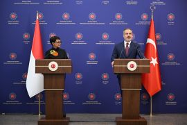 وزير الخارجية التركي هاكان فيدان (يمين) في مؤتمر صحفي بأنقرة مع نظيرته الإندونيسية ريتنو مارسودي (الأناضول)