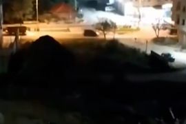 الاشتباكات اندلعت إثر محاصرة منزل في دير الغصون (الجزيرة)