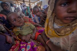 جوع ودموع في خيمة مؤقتة للاجئين السودانيين في معسكر أدري على الحدود التشادية مع السودان (الأوروبية)