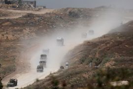آليات إسرائيلية تسير في طريق يفصل شمال قطاع غزة عن جنوبه (الأوروبية)