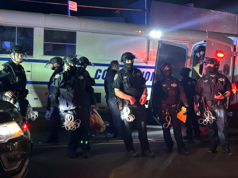 استعداد شرطة نيويورك لبدء الاعتقالات أمام كلية نيويورك (الجزيرة)