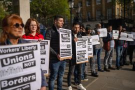 متظاهرون أمام مقر الحكومة البريطانية في لندن يطالبون بالوقف الفوري لسياسة ترحيل المهاجرين إلى رواندا (غيتي)