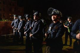 عناصر من الشرطة الأميركية داخل حرم جامعة كاليفورنيا (الأناضول)