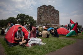 طلاب نصبوا مخيما أمام جامعة المكسيك الوطنية المستقلّة (الأناضول)