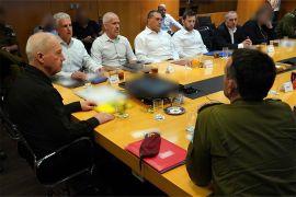 غالانت (يسار) في اجتماع مع رئاسة أركان الجيش وقادة أجهزة الاستخبارات (الإعلام الإسرائيلي)