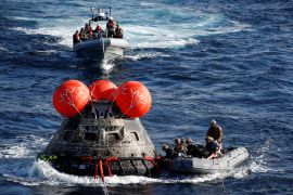 غواصو البحرية الأميركية في لحظة استعادة المركبة أوريون بعد هبوطها بنجاح قبل عدة أشهر (رويترز)