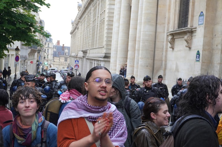 الشرطة الفرنسية تحاصر مجموعة من الطلاب أمام مبنى جامعة السوربون في باريس