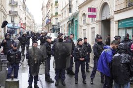 الشرطة الفرنسية تحاصر مجموعة من الطلاب أمام مبنى جامعة السوربون في باريس (الجزيرة)