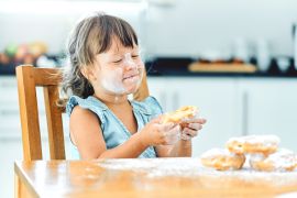 نشر الطبيب الأميركي بنجامين فينغولد نظريته حول تأثير الطعام على السلوك في عام 1973 فربط بين تناول النكهات والألوان الاصطناعية والساليسيلات وفرط النشاط لدى الأطفال (غيتي إيميجز)