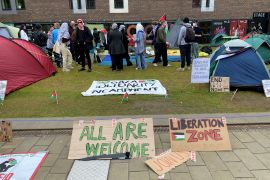 المحتجون في جامعة نيوكاسل اتهموا إدارة الجامعة بالتواطؤ في ما وصفوها بالإبادة الجماعية بقطاع غزة (رويترز)