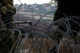 تشهد المناطق الحدودية بين لبنان وإسرائيل قصفا متبادلا منذ 7 أشهر (رويترز)
