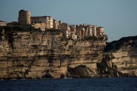 تقع جزيرة كورسيكا الفرنسية على مسافة أقل من 13 كيلومترا شمال جزيرة سردينيا الإيطالية (رويترز)