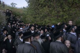 يهود يقومون بأحد طقوسهم الدينية خلال الاحتفالات بعيد الفصح قرب القدس المحتلة (الفرنسية)