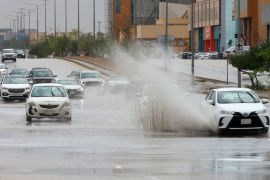 الرياض شهدت أمطارا غزيرة لم توقف حركة السير فيها (الفرنسية)