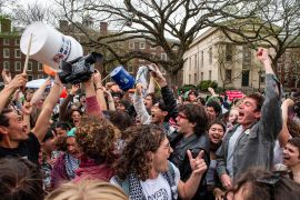 الطلبة وافقوا على وقف الاحتجاج مقابل أن تدرس الجامعة إعادة النظر بعلاقاتها مع شركات مرتبطة بإسرائيل (الفرنسية)