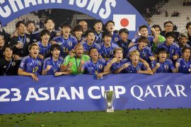 لاعبو اليابان يحتفلون بكأس البطولة (الفرنسية)