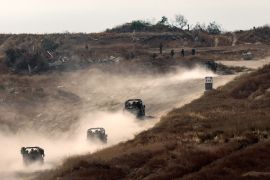 آليات عسكرية إسرائيلية داخل حدود قطاع غزة (الفرنسية)