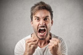 التوتر الناتج عن الغضب يمكن أن يؤدي إلى نوبة قلبية (شترستوك)